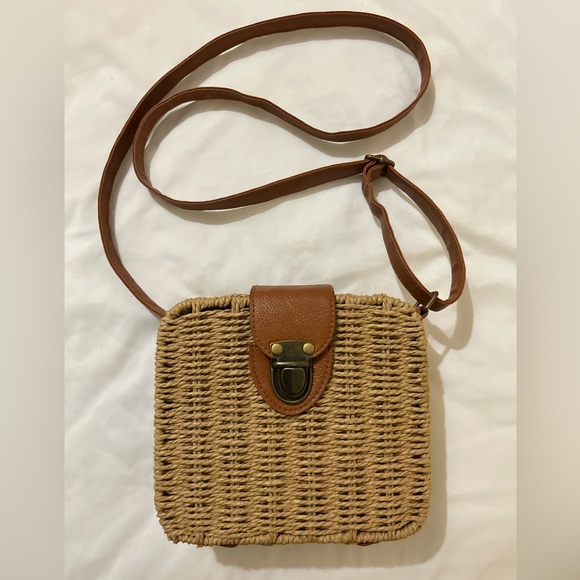 Handbags - Woven snap front picnic basket purse with adjustable strap. Like new condition.